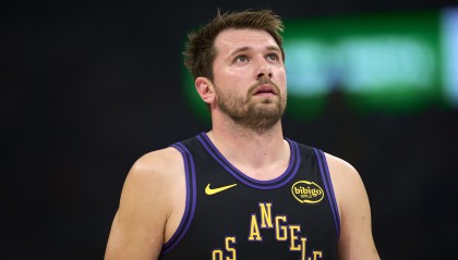 九游体育-东契奇常规赛报销！确诊为左腿筋二级拉伤将无限期缺阵