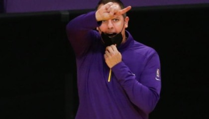 九游官方网站-进攻滞塞内线防守全面崩盘 沃格尔赛后成众矢之的