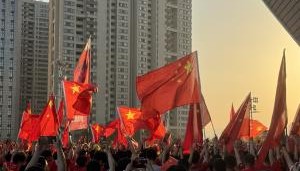 九游游戏-现场直击|国足球迷营造火热氛围，中国红加油！