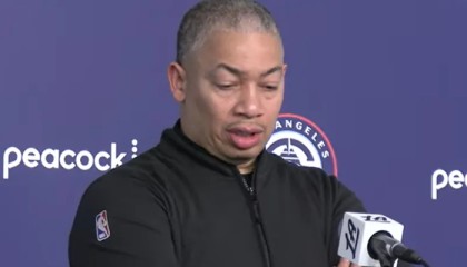 九游APP-胜湖人！泰伦卢采访沮丧不满判罚，多人爆赞祖巴茨，小卡主动担责|快船|泰伦-卢|洛杉矶湖人队|洛杉矶快船队|伊维察-祖巴茨_新浪新闻