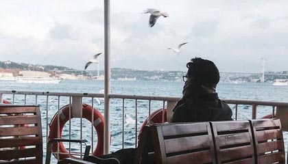 九游游戏-河北五超·微视频丨“河北五超”秦皇岛队对阵沧州队比赛前，两队互送当地特色礼品